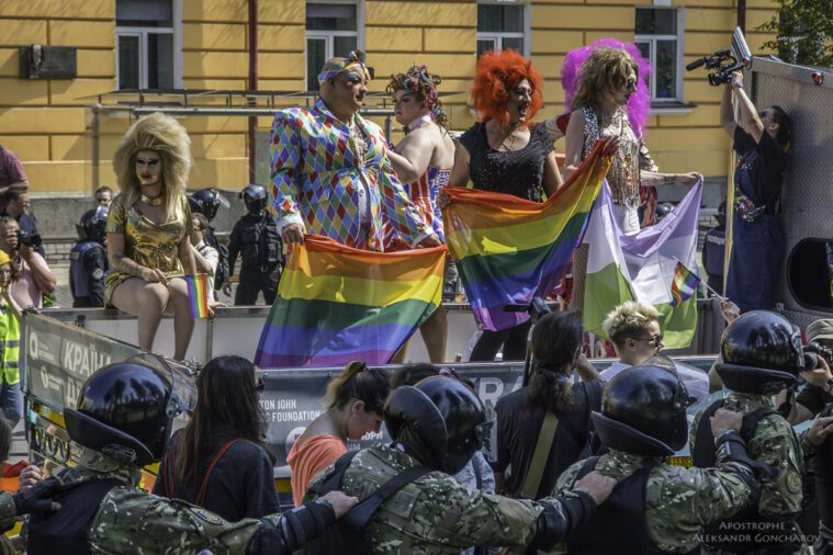 Як під час війни в Україні в освіті просувають політичні ідеї ЛГБТ-руху