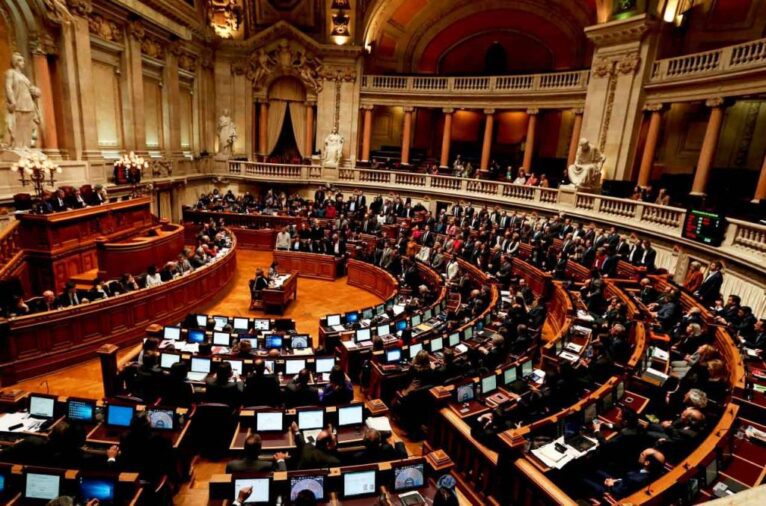 Парламент Португалії підтримав заборону «зміни статі» для неповнолітніх