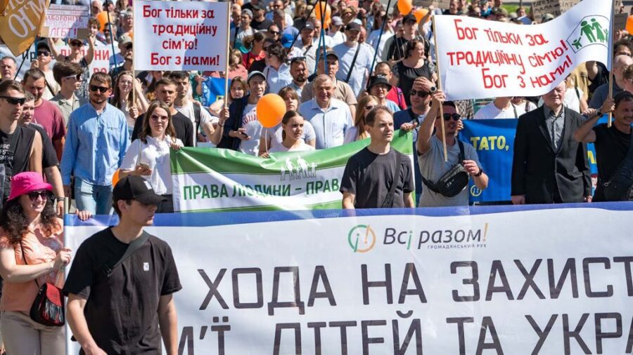 Хода на захист сім’ї, дітей та України: тисячі людей у центрі Києва на захисті майбутнього